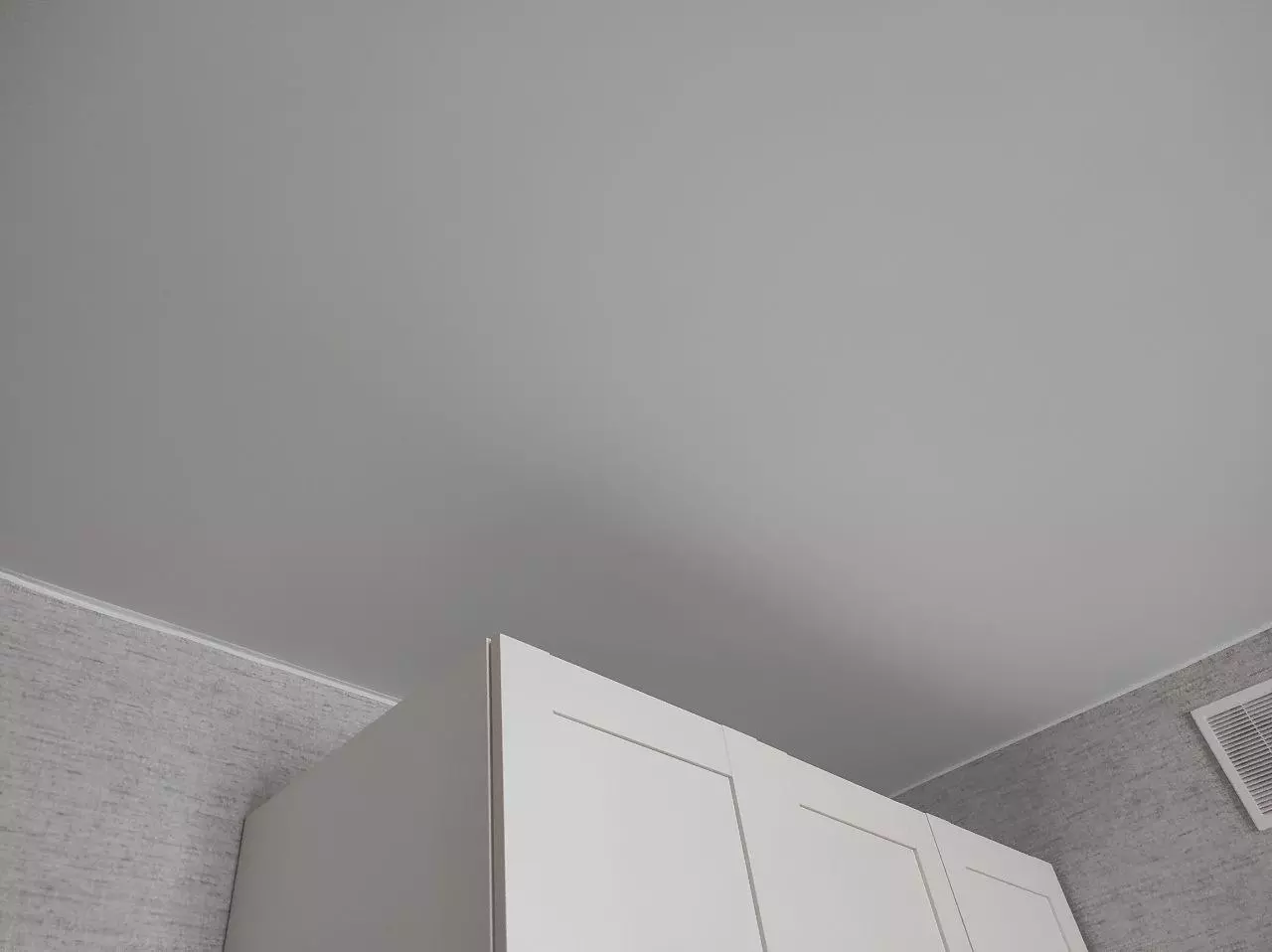 Установка матового натяжной потолок в спальню, фото 1