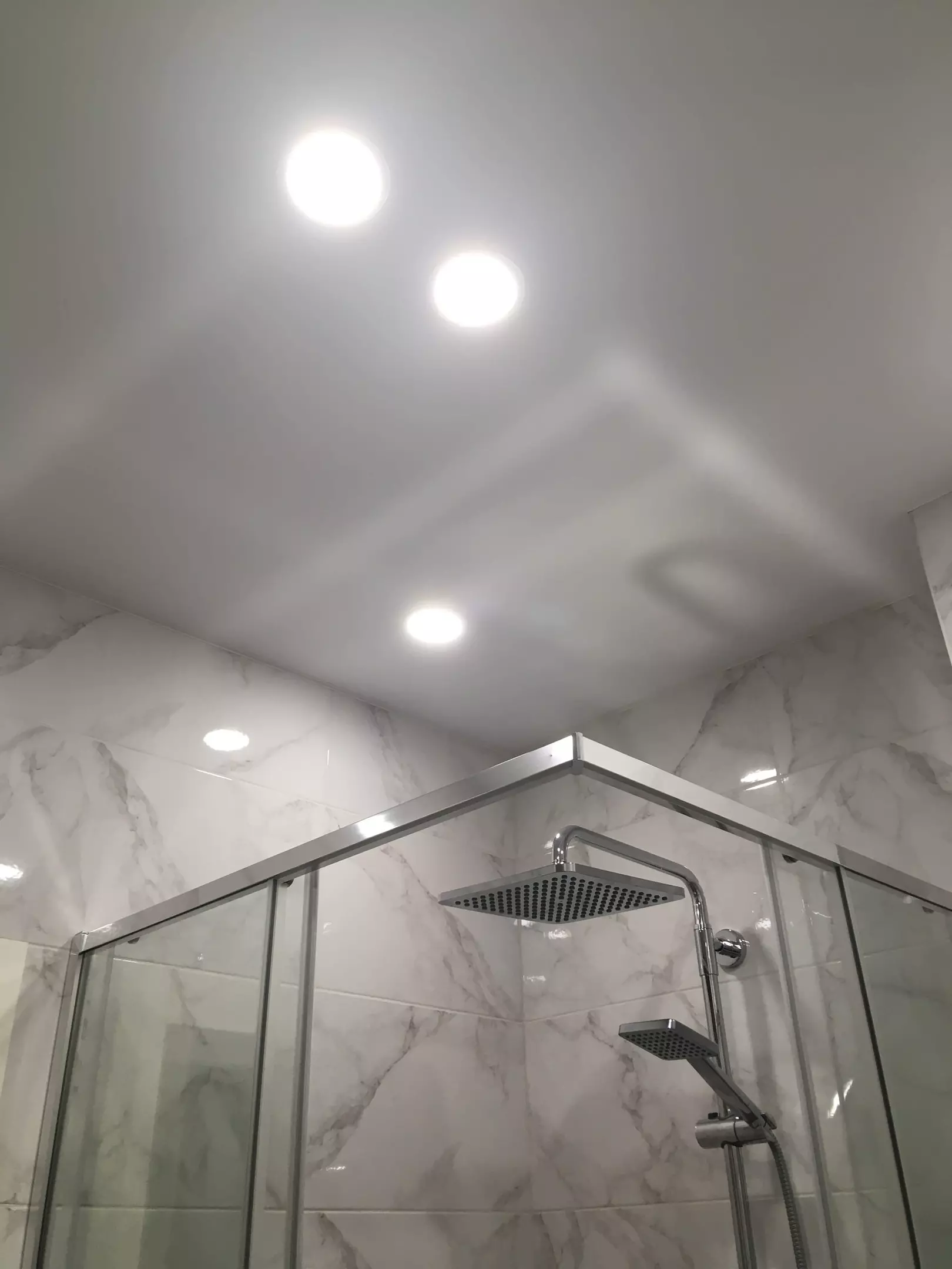 Натяжной потолок в ванную, фото 1