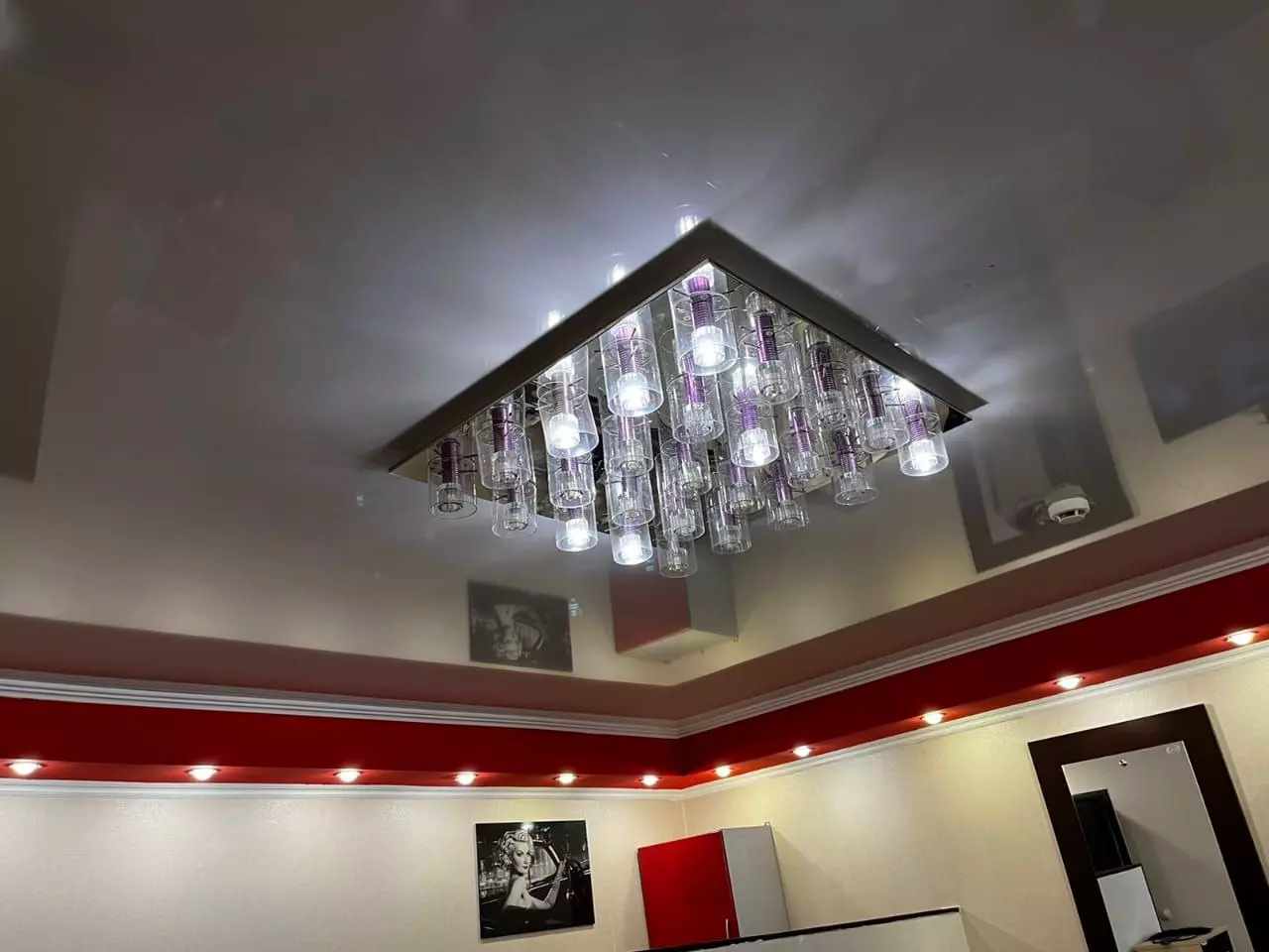 Глянцевый натяжной потолок в офис, фото 1