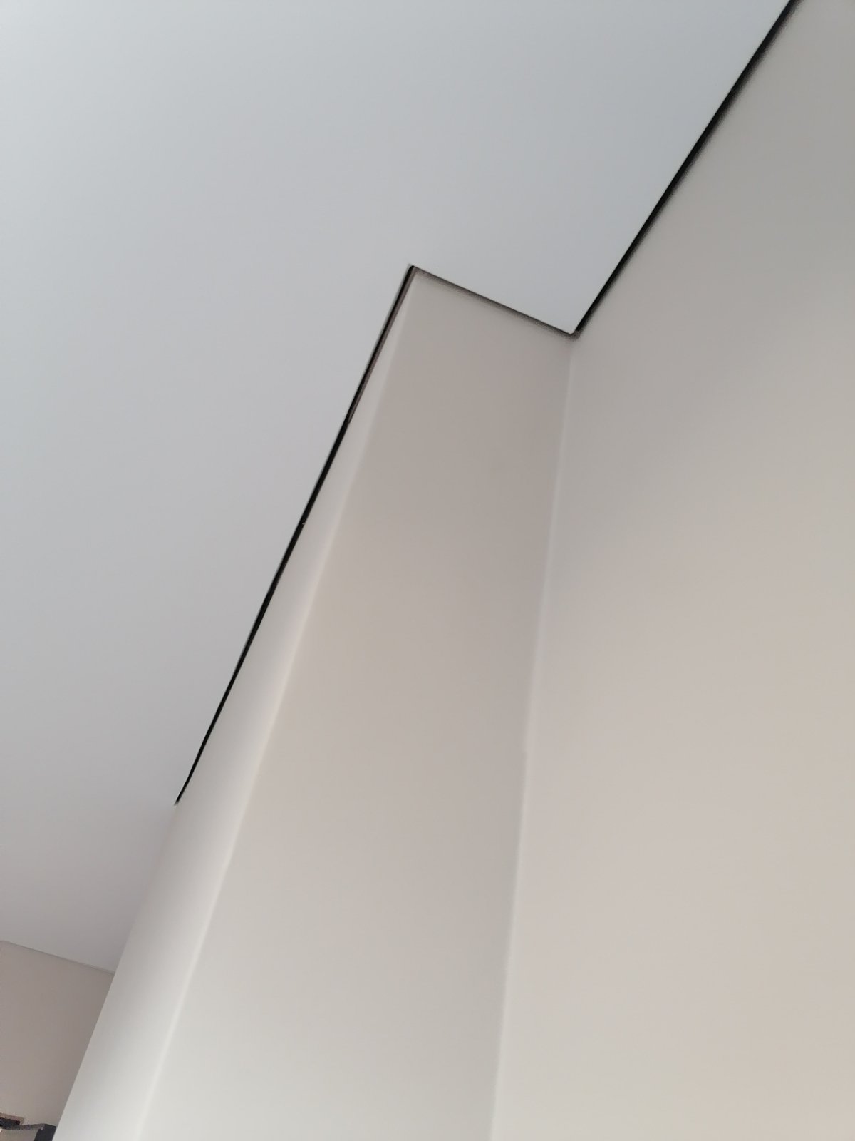 Натяжной потолок с теневым профилем и точечными светильниками