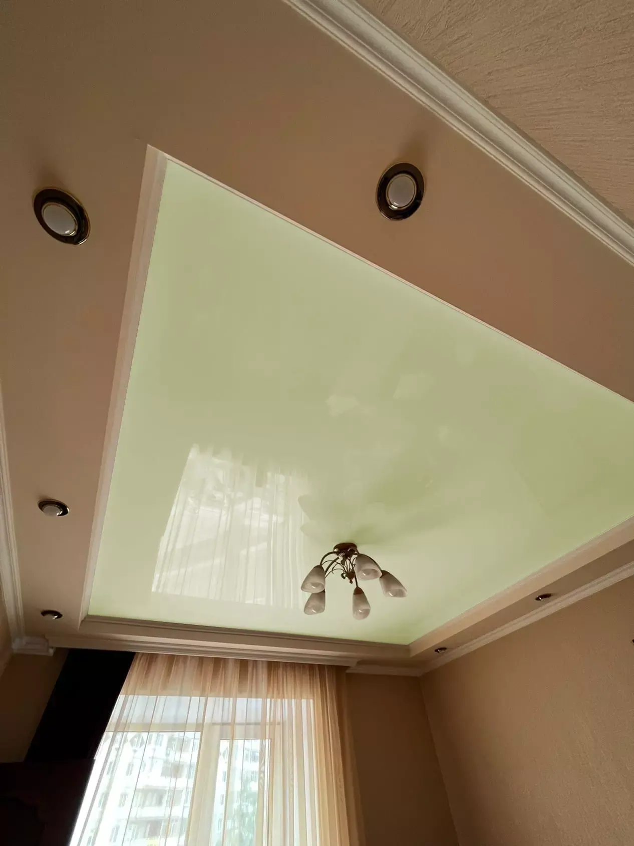 Бежевый натяжной потолок — Рыбинск, улица Кирова, 32, фото 3